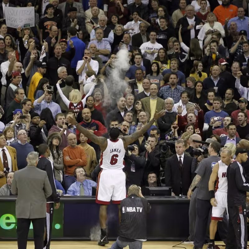 LeBron James cede el número 23 a Anthony Davis
