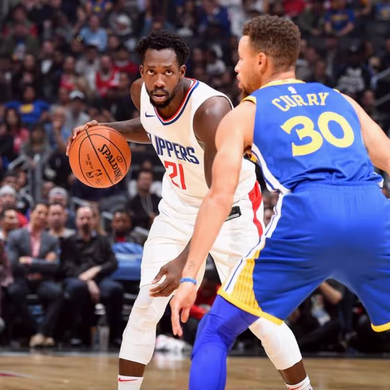 Stephen Curry defendiendo a Patrick Beverley