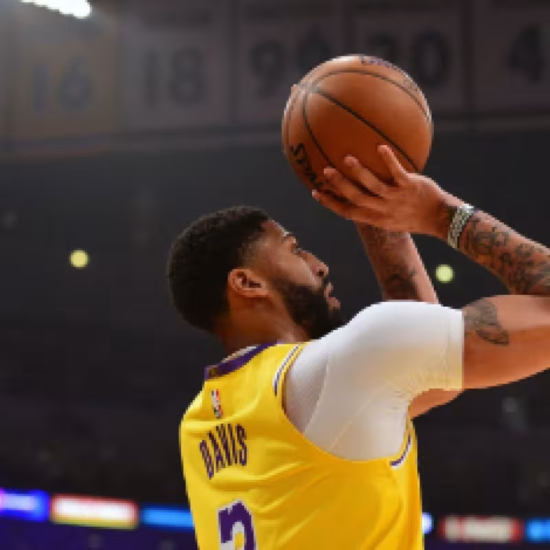 Anthony Davis jugando un partido con Los Angeles Lakers.