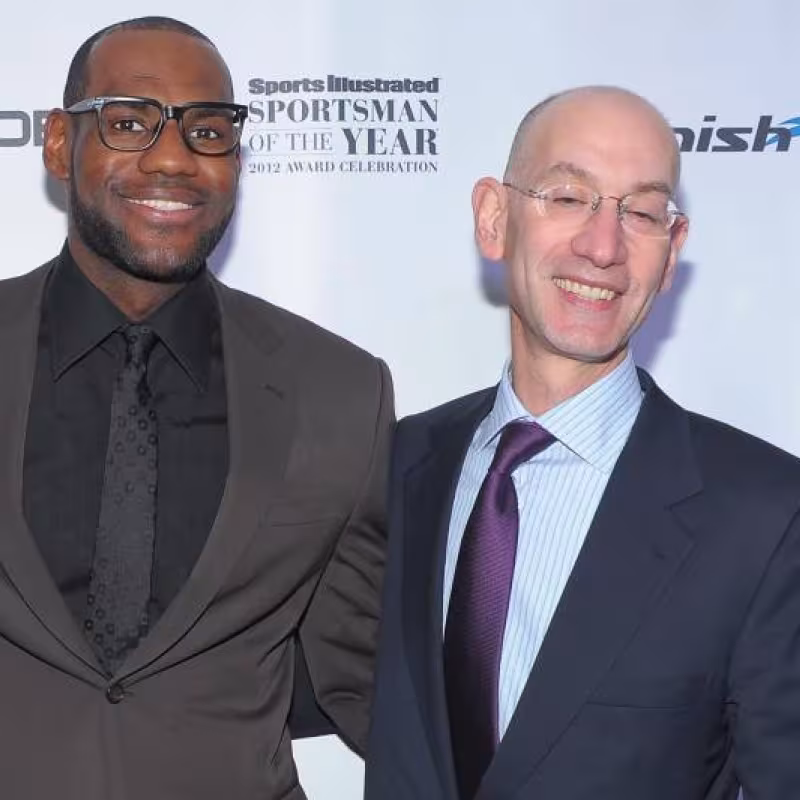 Adam Silver, comisionado de la NBA, junto a LeBron James.
