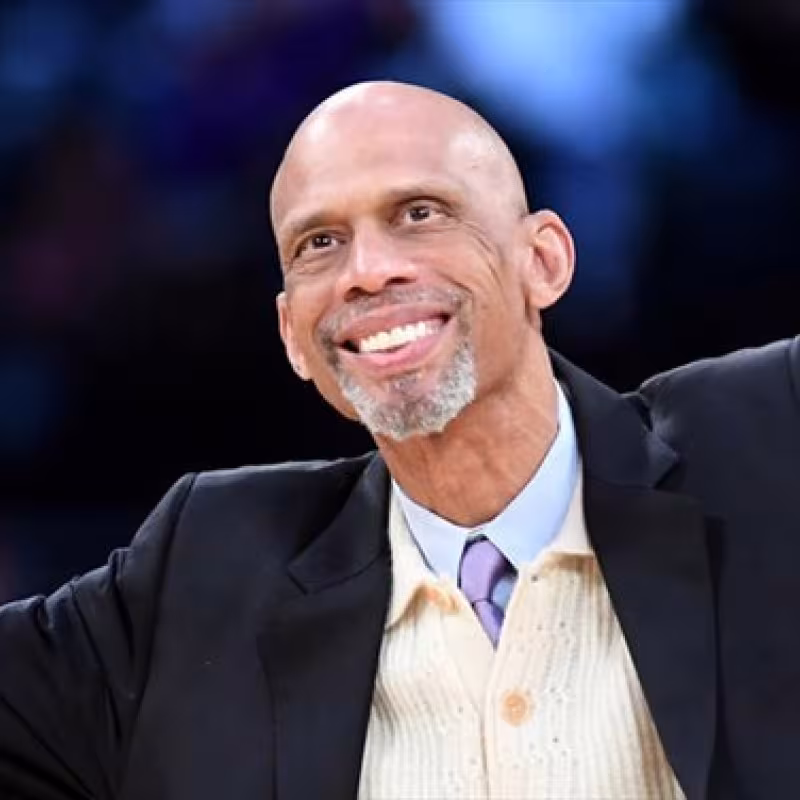 Abdul-Jabbar vende sus anillos de la NBA por casi $3 millones