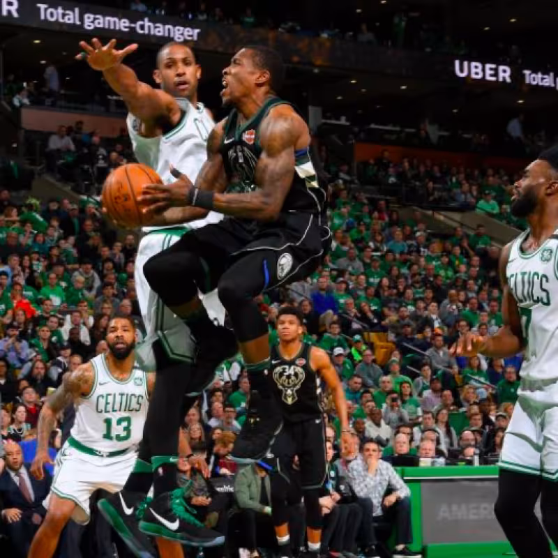 Al Horford intenta taponar a Erick Bledose.