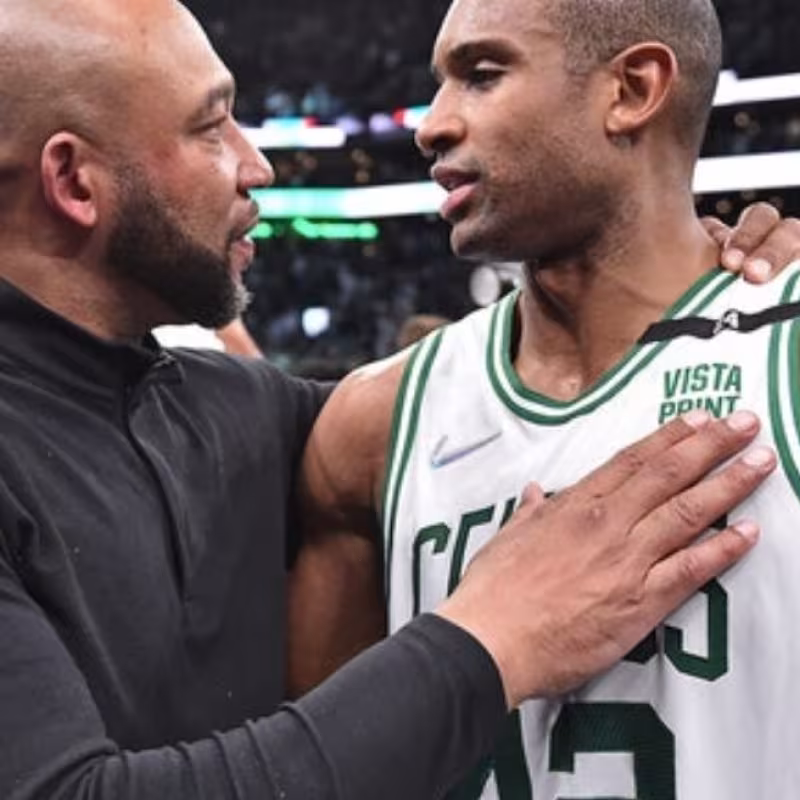 Darvin Ham, nuevo entrenador de Los Angeles Lakers, y Al Horford, jugador de Boston Celtics.