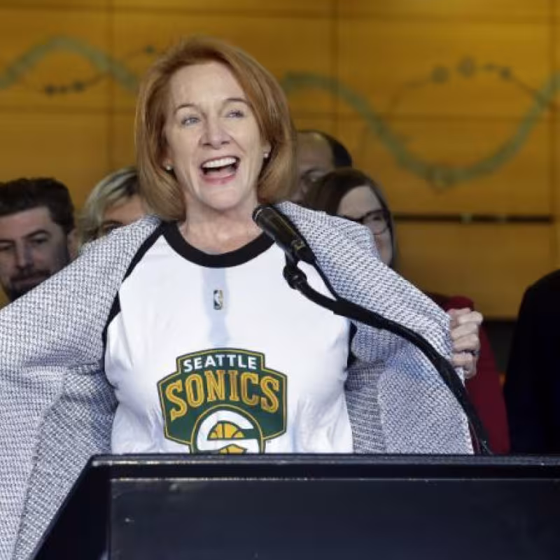 Alcaldesa de Seattle con la camisa de los SuperSonics.
