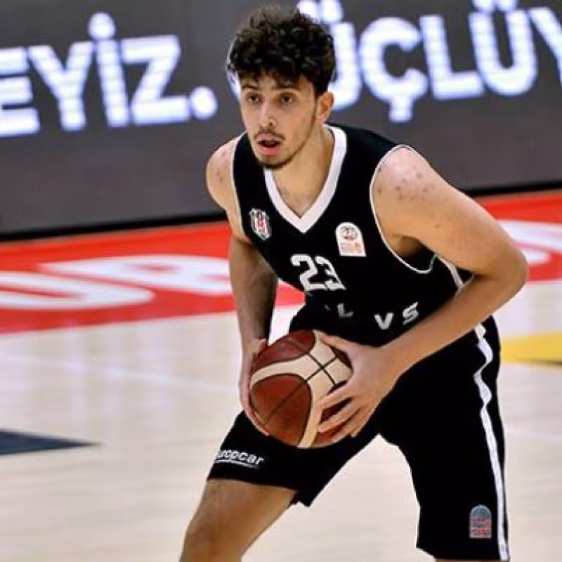 Alperen Sengun busca línea de pase durante un encuentro con Besiktas "Foto: ID Prospects"