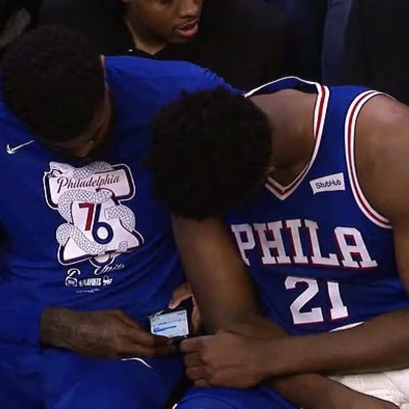 La lamentable acción de Joel Embiid y Amir Johnson durante la derrota de los Sixers