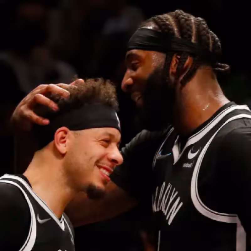 Andre Drummond y Seth Curry, jugadores de Brooklyn Nets.