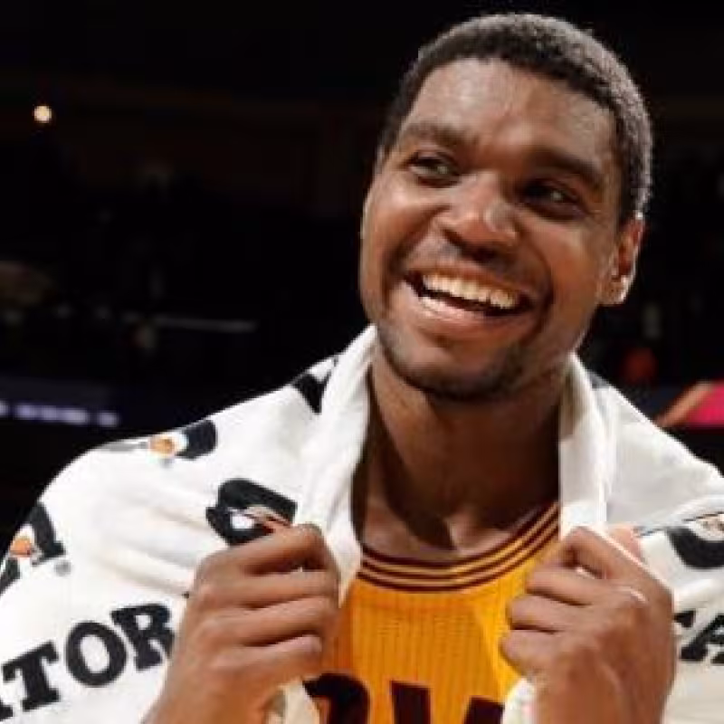 Andrew Bynum, con la camiseta de los Cavs.