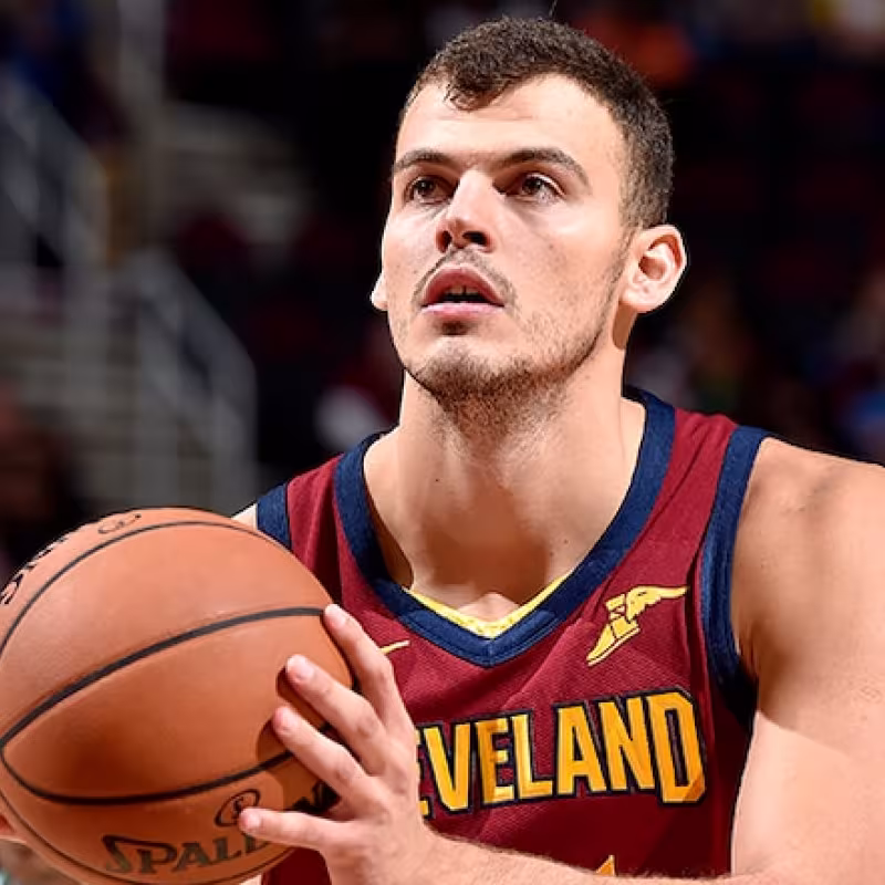 Ante Zizic sale con muletas del entrenamiento de los Cavs
