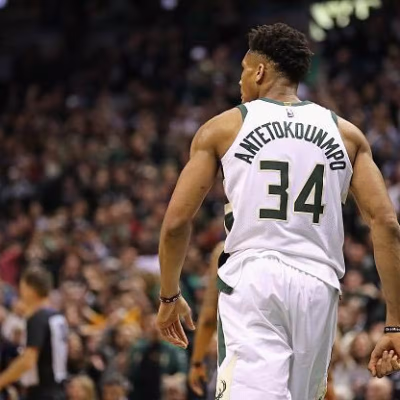 Antetokounmpo tiene un autobús solo para él en los Bucks