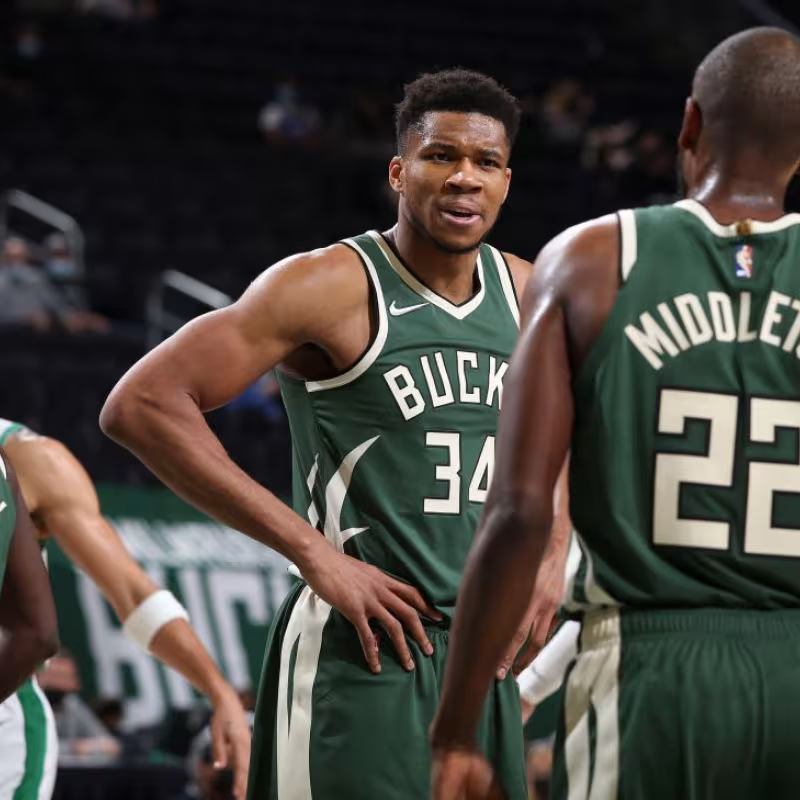 Giannis Antetokounmpo, Jrue Holiday y Khris Middleton.