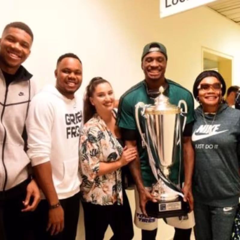 La familia Antetokounmpo conoce el éxito en la NBA