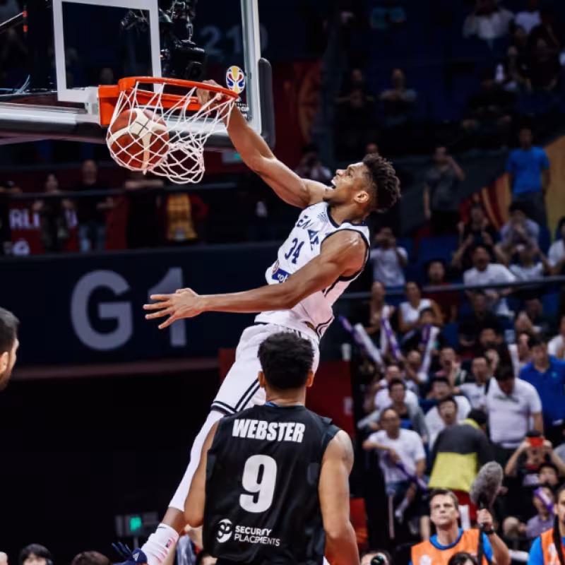 Brasil seca a Antetokounmpo y se lleva el triunfo ante Grecia