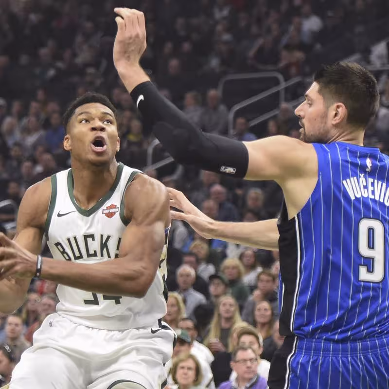 Giannis Antetokounmpo y Nikola Vucevic, frente a frente.