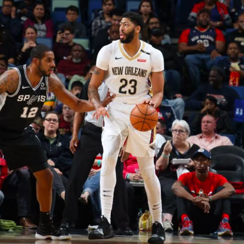 Los Pelicans derrotan a los Spurs en un partido sin defensas