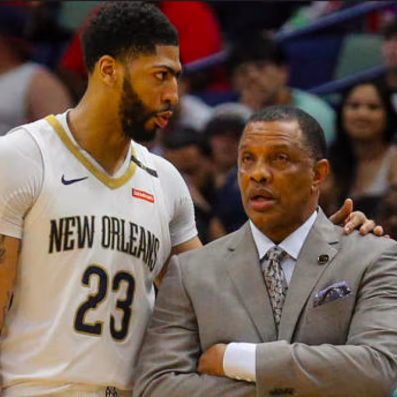 Anthony Davis y su entrenador (todavía) Alvin Gentry.