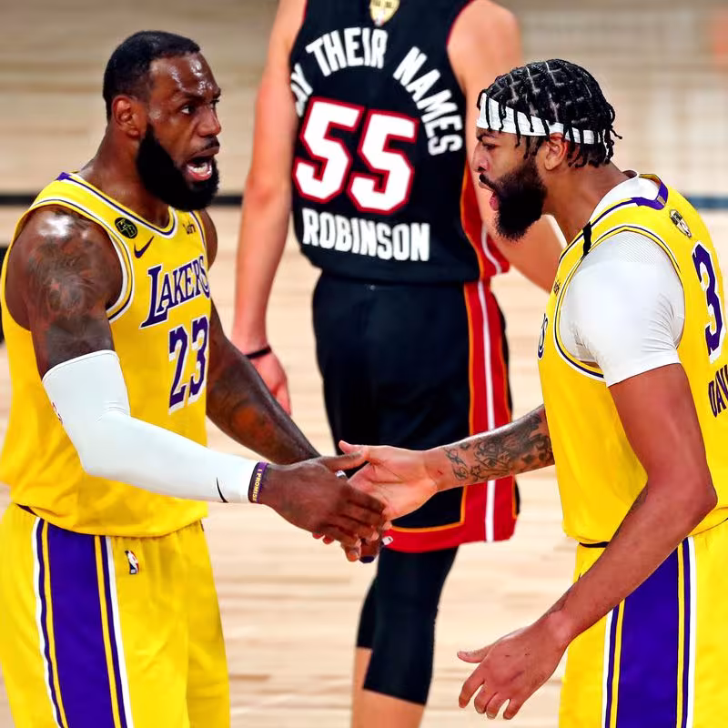 Anthony Davis alaba a Lebron James. Foto: gettyimages
