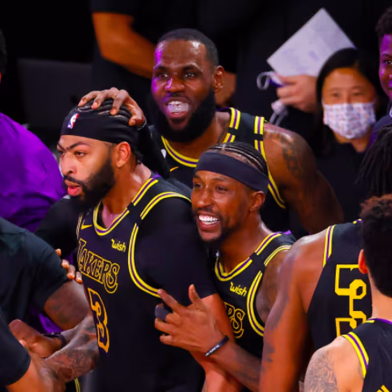 Anthony Davis, felicitado por sus compañeros tras el game winner ante los Nuggets.