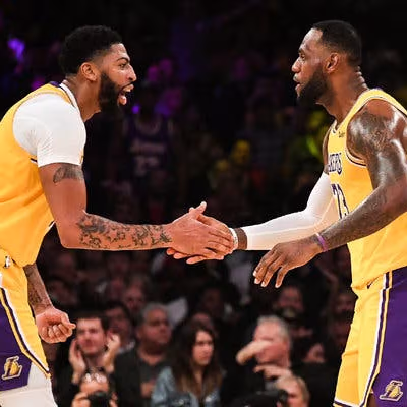 Anthony Davis y LeBron James.