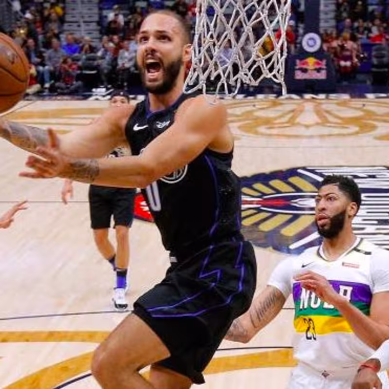 Eric Fournier ataca la canasta rival ante la pasividad de la defensa de los Pelicans.