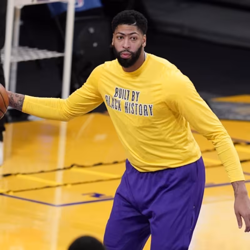 Anthony Davis reaparece ante Dallas Mavericks. Foto: gettyimages