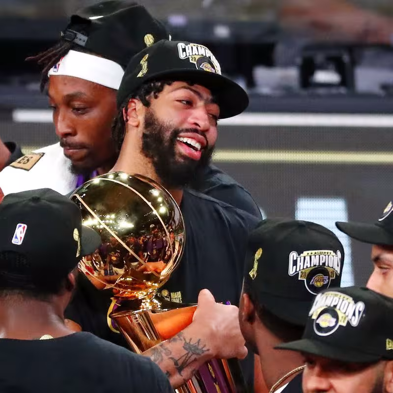Anthony Davis, con el trofeo de campeón de la NBA. 