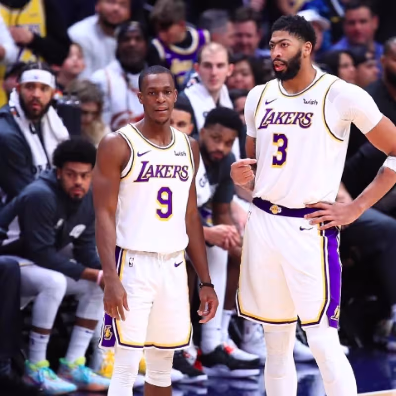 Rajon Rondo y Anthony Davis durante el Lakers-Nuggets.