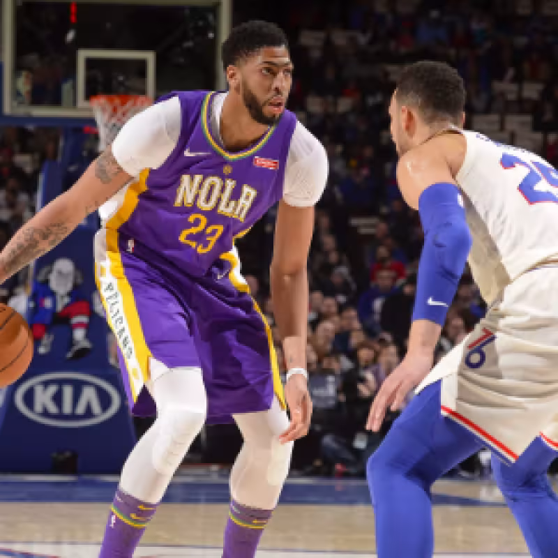 Anthony Davis ataca a Ben Simmons en un Sixers-Pelicans.