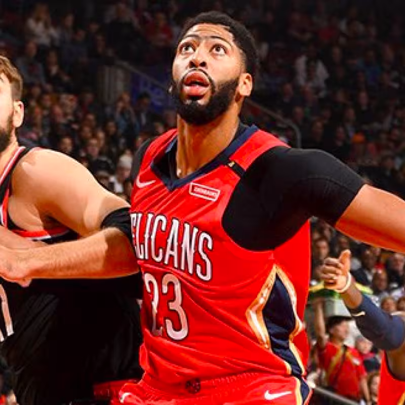 Anthony Davis, frente a Valanciunas en el Raptors-Pelicans