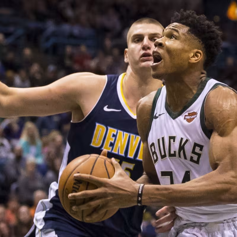 Antetokounmpo y Jokic, en un Nuggets-Bucks.