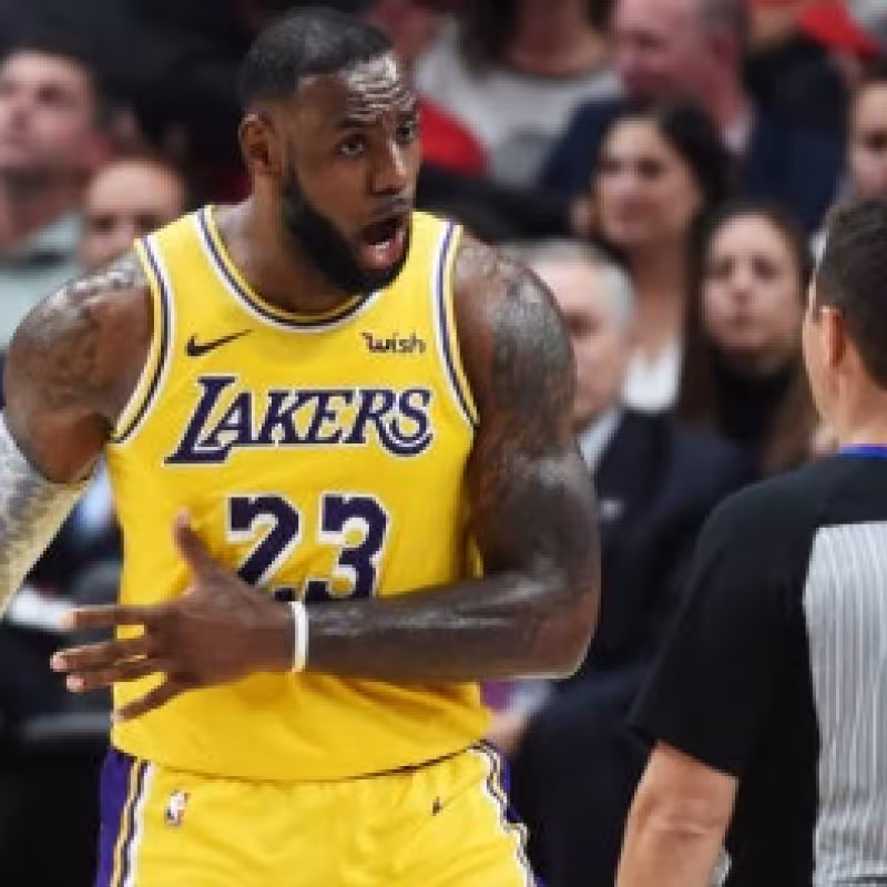 LeBron James protestando ante un árbitro durante la última temporada de la NBA.