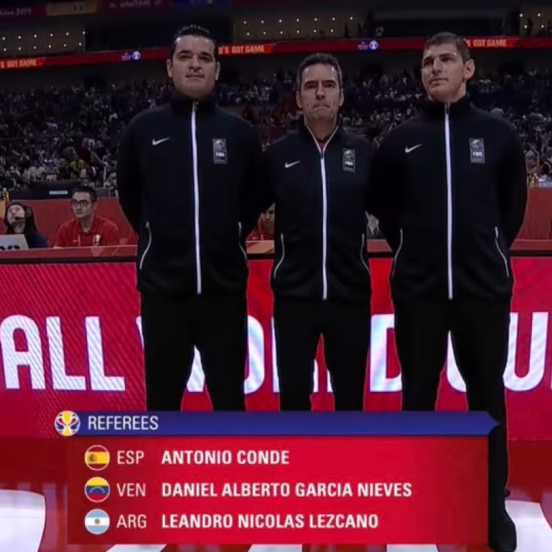 La FIBA sanciona a tres árbitros, uno de ellos español, por la polémica del partido entre Francia y Lituania