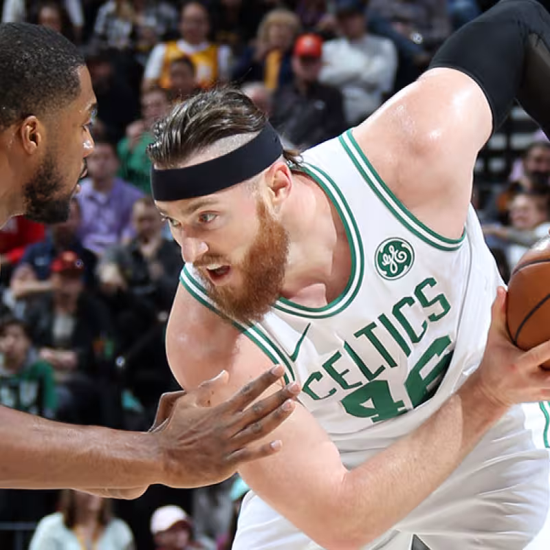 Aron Baynes toma su opción de jugador con los Celtics