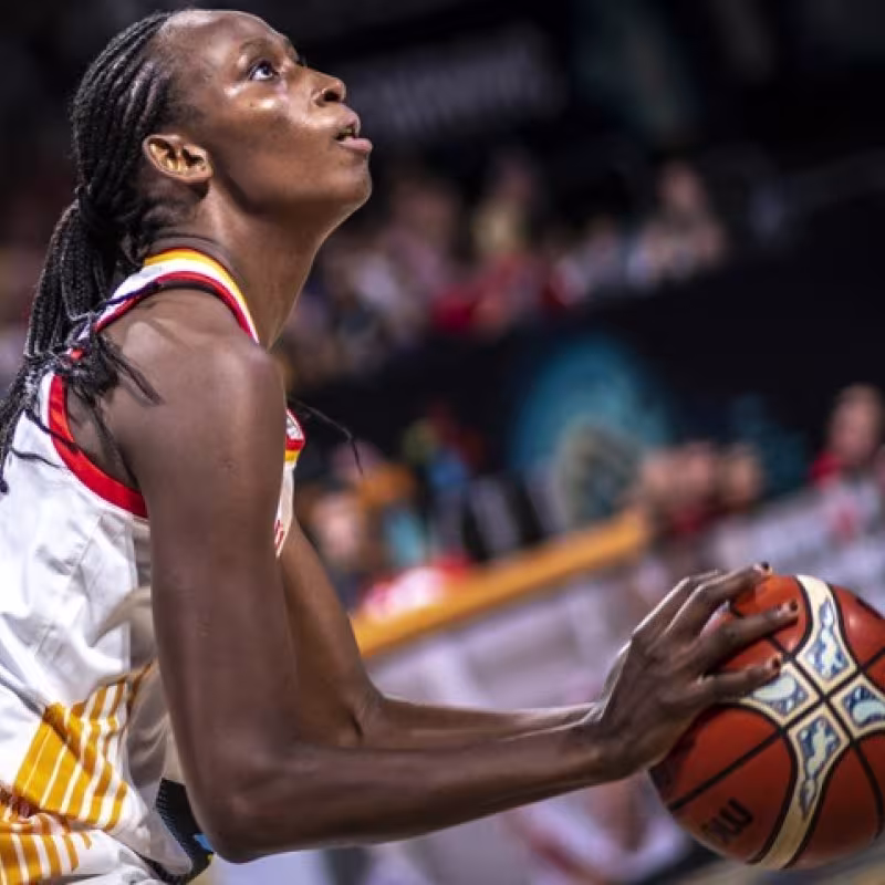 Astou Ndour, jugadora española de la WNBA, renueva con Chicago Sky