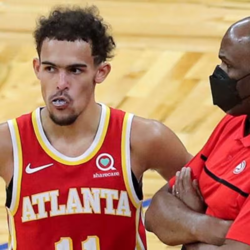 Trae Young y Nate McMillan conversan durante un tiempo muerto "Foto: NBA.com"