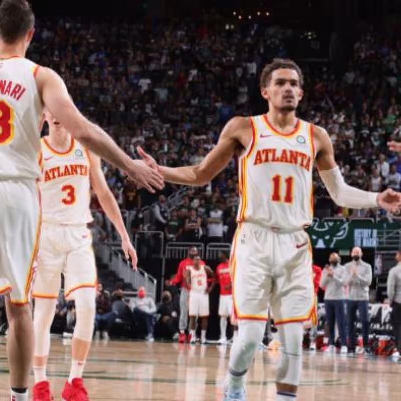 Trae Young choca las manos con sus compañeros de Atlanta Hawks "Foto: Fansided"