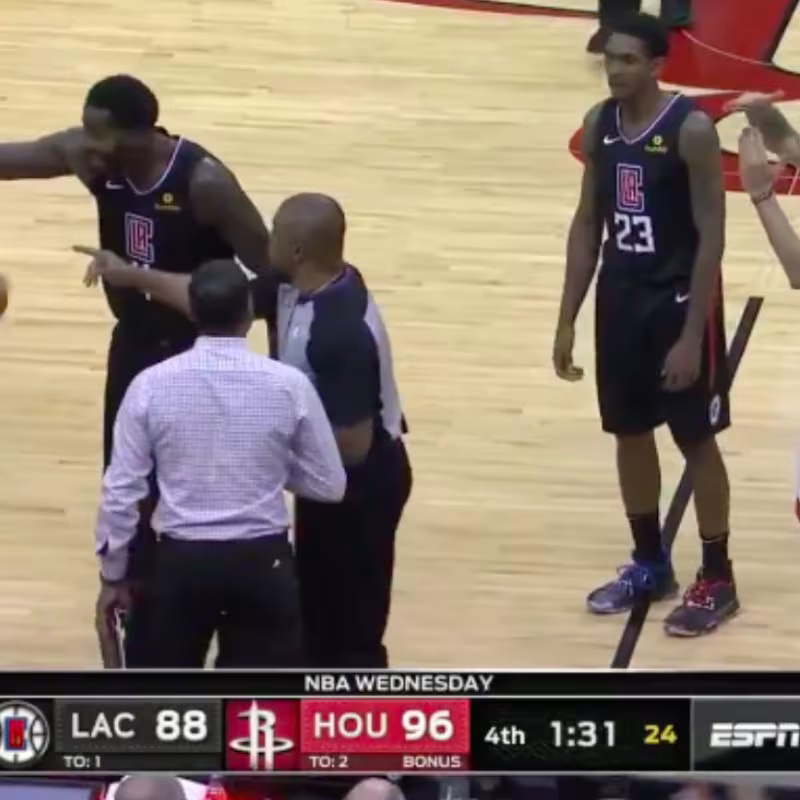 Austin Rivers pide una técnica para su padre Doc Rivers en el Rockets-Clippers