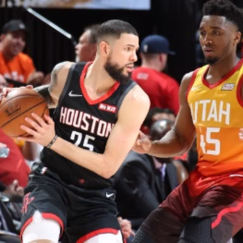 Austin Rivers y Donovan Mitchell durante el tercer partido de la serie.