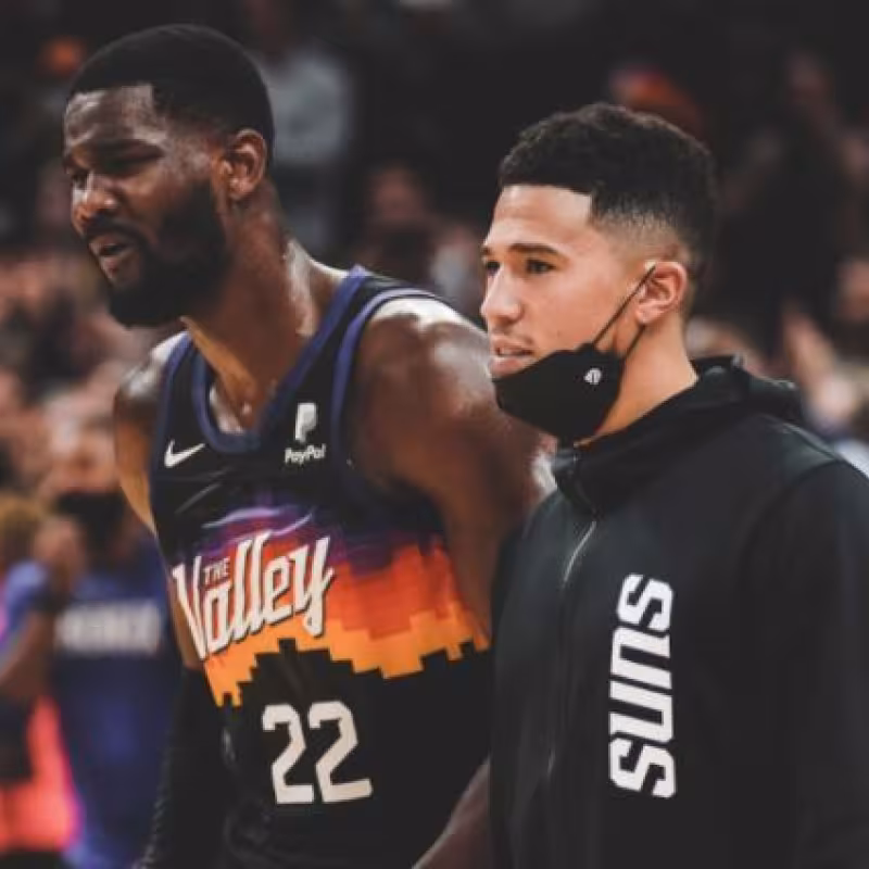 DeAndre Ayton, junto a Devin Booker, en el Warriors-Suns. 
