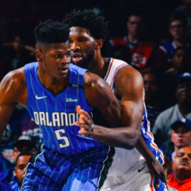 Mo Bamba, frente a Joel Embiid. 