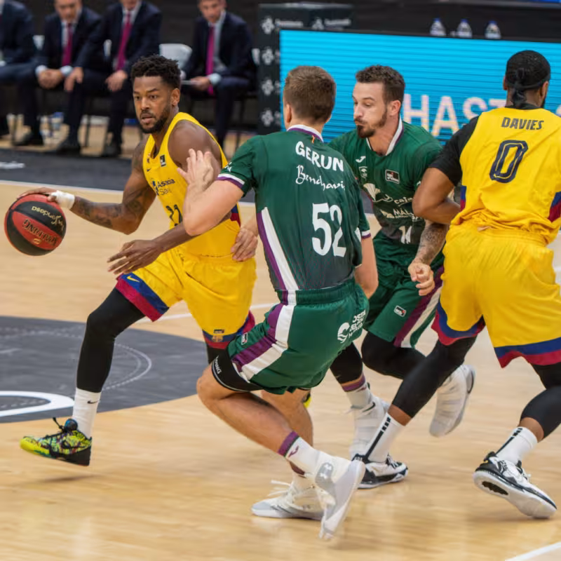 Un gran último cuarto da la victoria al Barça frente el Unicaja