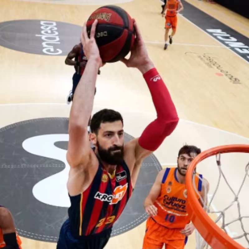 El Baskonia se lleva el duelo español ante el Valencia por un punto