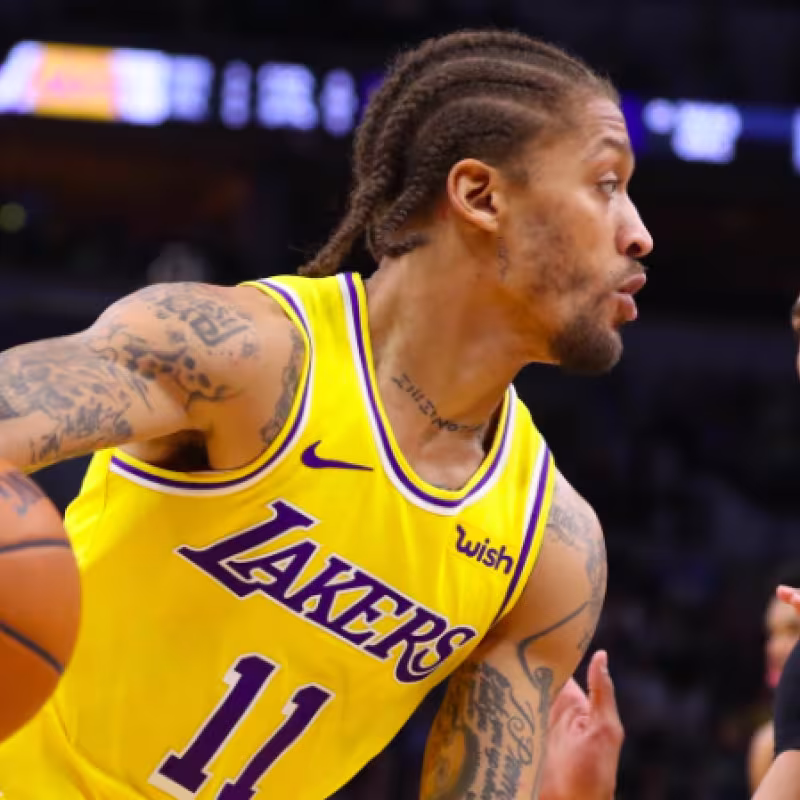 Beasley ataca ante Gibson en un Lakers-Wolves.