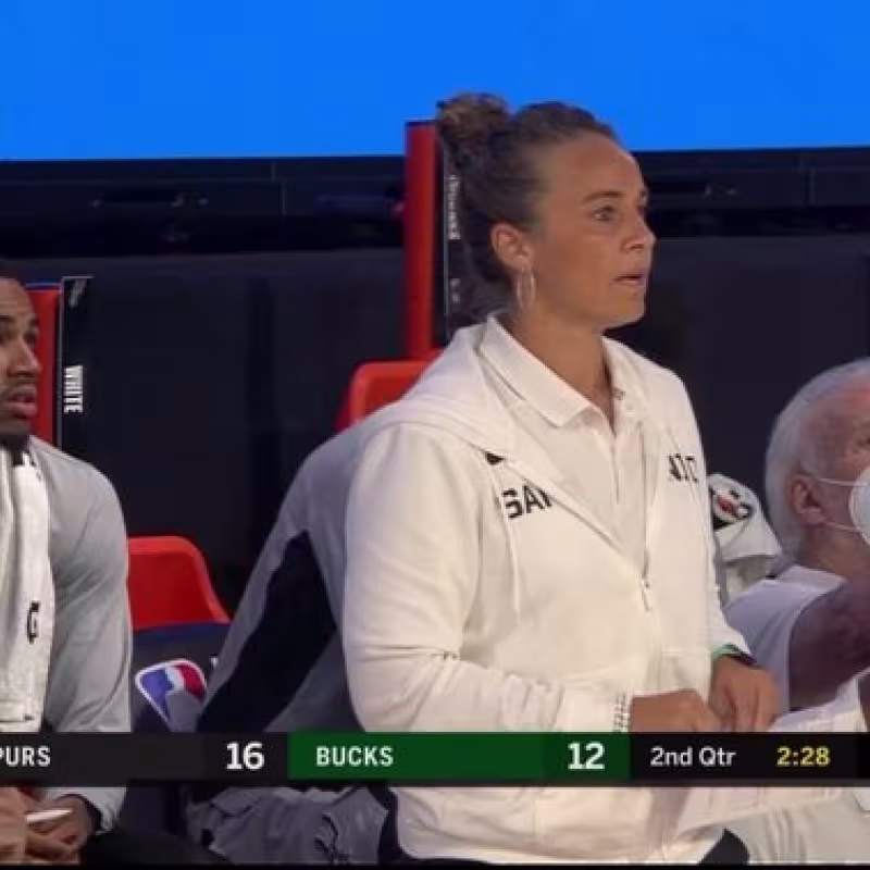 Popovich cede el testigo en el banquillo a Becky Hammon por un partido