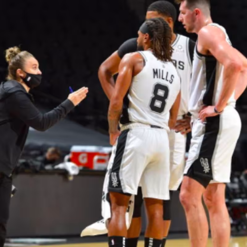 Becky Hammon, dirigiendo a los Spurs ante los Lakers.