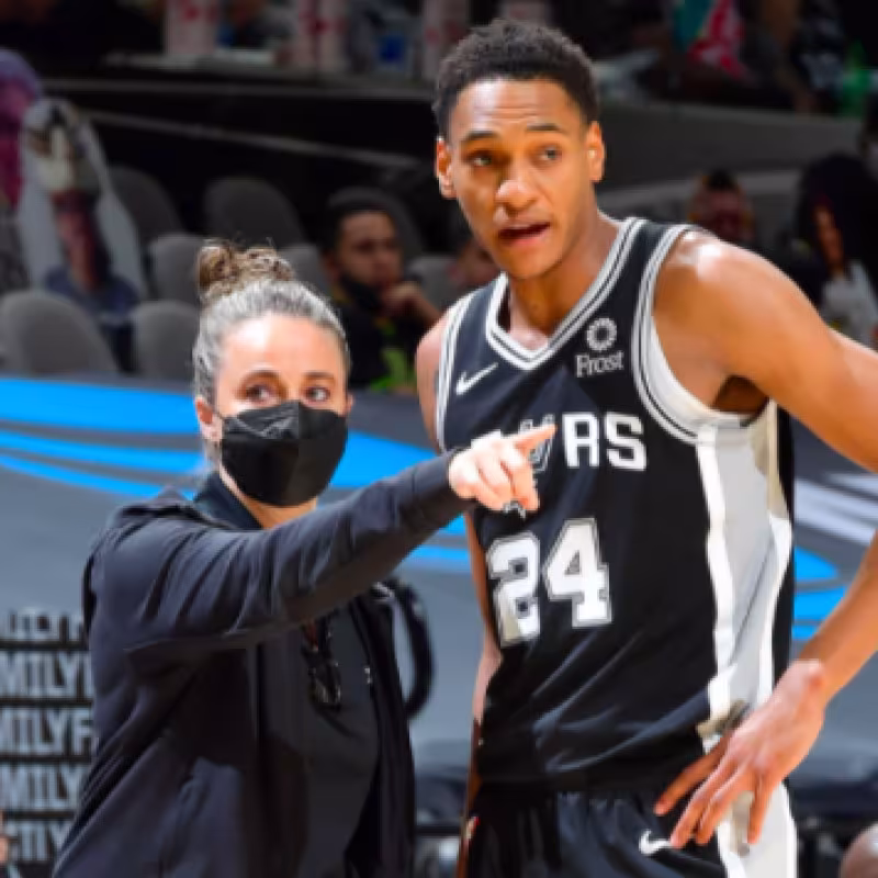 Becky Hammon, haciendo indicaciones durante un partido de San Antonio Spurs.