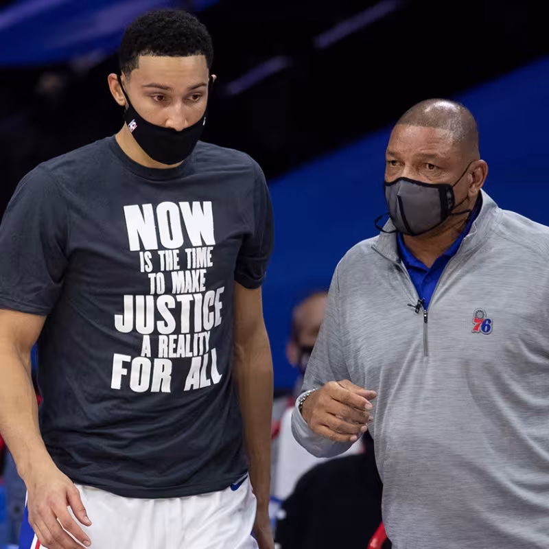 Doc Rivers y Ben Simmons, en un partido de Philadelphia 76ers. 