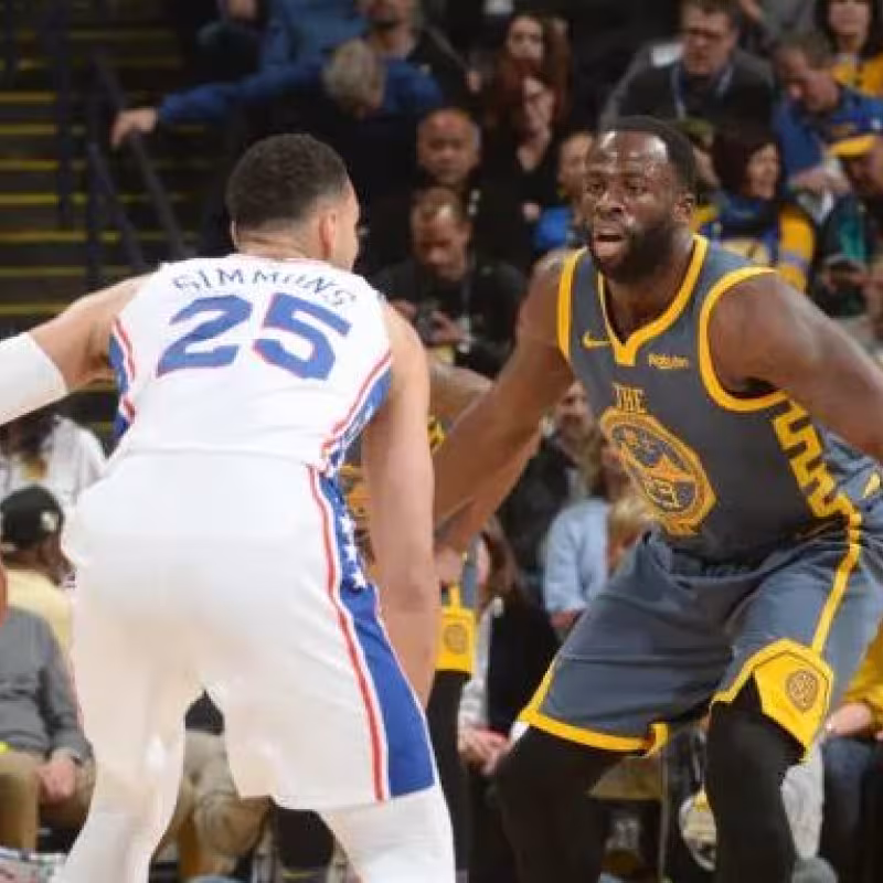 Ben Simmons, junto a Draymond Green en un Sixers-Warriors. 