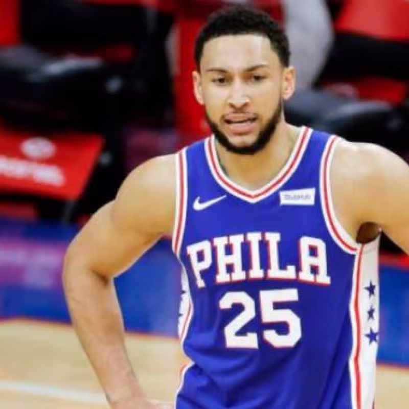 Ben Simmons, brazos en jarra con sus Sixers "Foto: Fadeaway Sports"