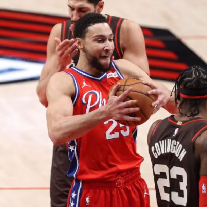 Ben Simmons agarra con fuerza el balón en la cancha de los Blazers "Foto: RipCity Project"